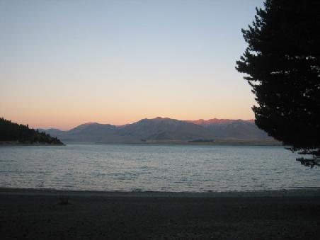 Die roetlich gefaerbten Berge am Lake Tekapo.