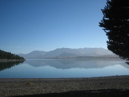 Lake Tekapo am fruehen Morgen.