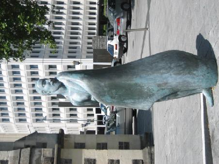Figur neben der Kathedrale.