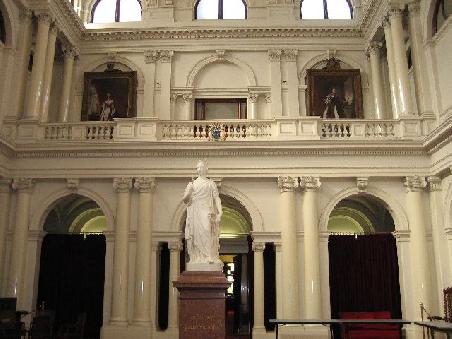 Im Parlament.