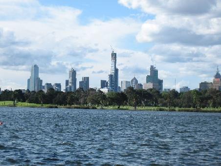 Skyline von Melbourne mit Albert Park im Vordergrund.