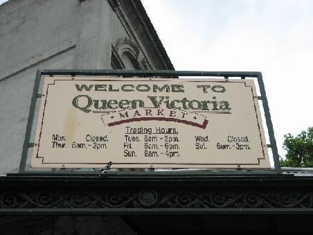 Die Oeffnungszeiten des Queen Victoria Market. Geiler Markt zum einkaufen und essen.