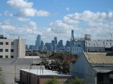 Aussicht von der Dachterasse des Hostels auf Melbourne City.