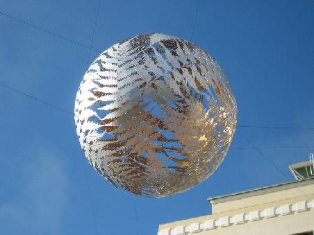 "Kugel" ueber dem Civic Square. Keine Ahnung ob das irgendeine Bedeutung hat, wahrscheinlich schon, ich habe allerdings nicht danach gefragt oder gesucht.