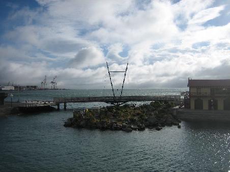 Hafen mit Bruecke.