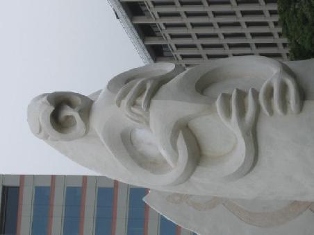 Skulptur im Parlament District.