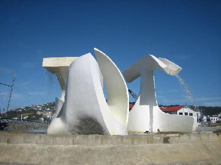 Wasserskulptur am Hafen.