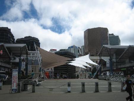 Hier nochmal am Queen's Wharf.