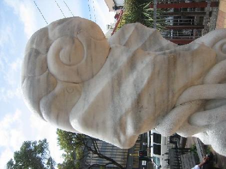 Skulptur am Courtney Place.