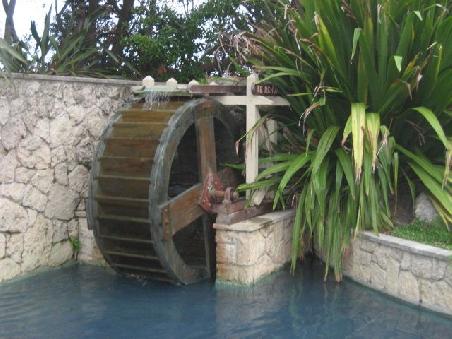 Sunken Gardens mit Wasserrad.