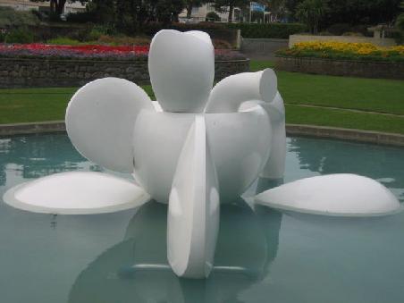 Skulptur im Sunken Garden.