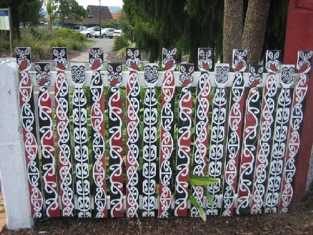 Maorizeichen in Rotorua.