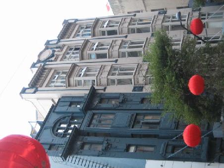 Und nochmal die Queens Street. Die Lampen die hier und auf anderen Bildern zu sehen, deuten an das hier das chinesiche Jahr (Jahr des Hundes) gefeiert wurde.