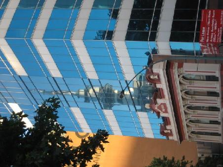 Skytower als Spiegelbild im Hochhaus.