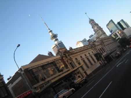 Der Skytower von der Queens Street.
