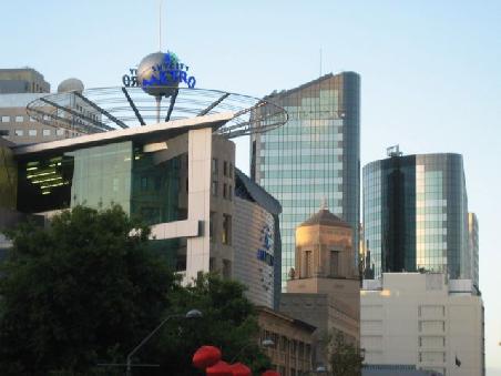 Sie Skycity bei Abendlicht.