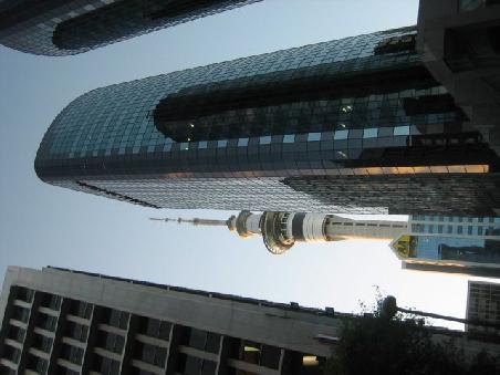 Skytower mit Hochhaeusern.