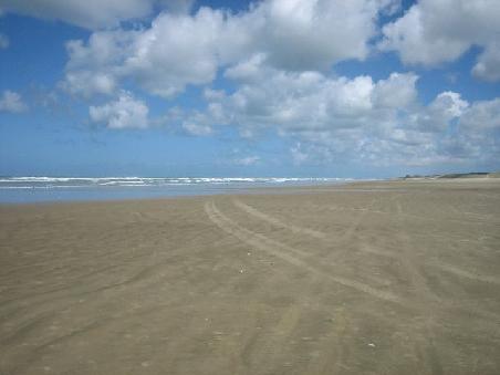 Hier sieht man dann auch Spuren im Sand.