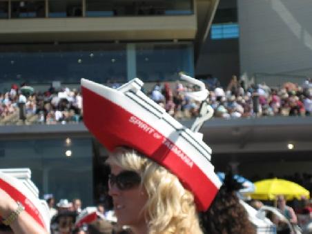 Auch die Huete die nicht unbedingt dem Modetrend entsprechen waren auf dem Cup Day vertreten.