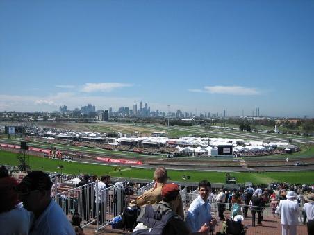 Das komplette Gelaende wo der Cup stattfand mit der Skyline von Melbourne im Hintergrund.