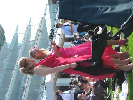 Pink ist angesagt waehrend dem Cup Day.
