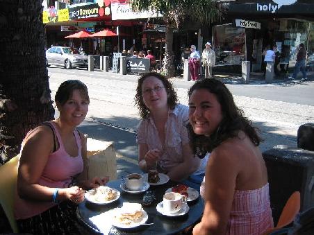 Mit Kimberly, Dympna und Georgia bei Kaffee und Kuchen.