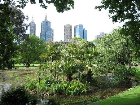Im Alexandra Garden im Hintergrund Melbourne.