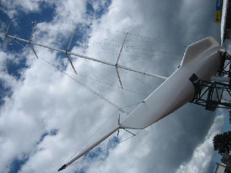 Boot vor dem Marinemuseum am Hafen.