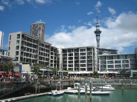 Auckland Hafen mit Skytower.