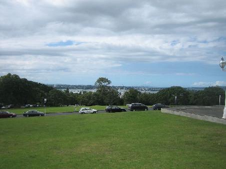 Aussicht vom Museum auf Auckland mit Meer.