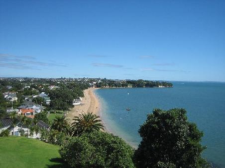 Blick vom North Head Lookout in Devenport auf den Beach.