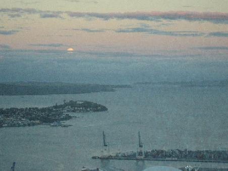 Blick auf Devenport vom Skytower mit Hafen und Mond.