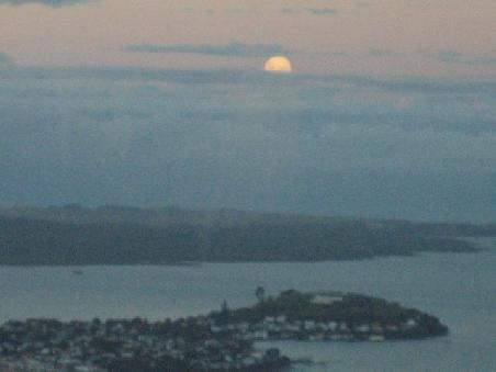 Devenport mit Mond.