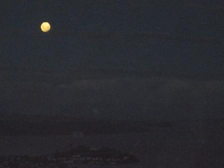 Mond ueber Devenport.