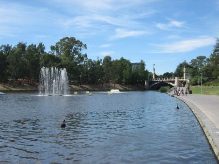 Torrens River mit Fontaene.