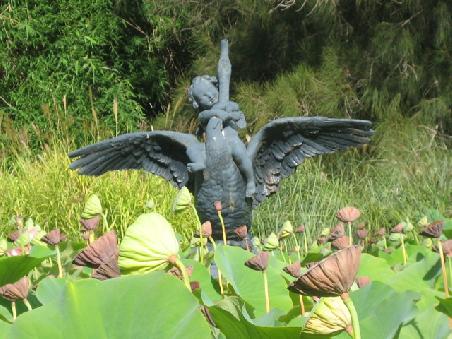 Figur im botanischen Garten.