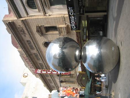 "Kugeln" in der Rundle Mall.
