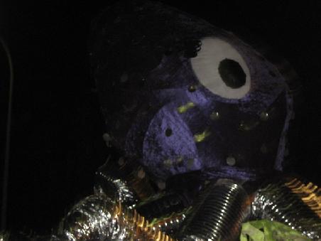 Wenn es irgendwie schlecht zu erkennen sein sollte, das soll eine Spinne darstellen. Vielleicht mit ein bisschen Phantasie.