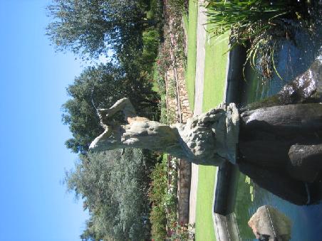 Skulptur im Veale Garden.