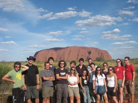 Hier vor dem Uluru.