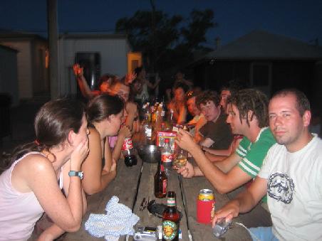2. Abend in Angorichna, hier waren es 2 Gruppen von Wayward. Vorne links Susan und rechts Jon und in der Mitte vorne mein Bier.