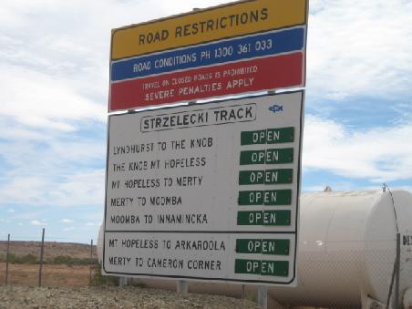 Man wird im Outback rechtzeitig daraufhingewiesen ob Strassen geoeffnet oder geschlossen sind.