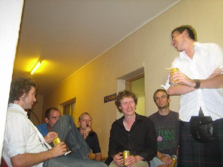 Einer der Abende mit viel Bier. Von links Mikey, Matt, Busfahrerin von Groovy Grapes, Bob, Lorenz und Phil mit Schottenrock.