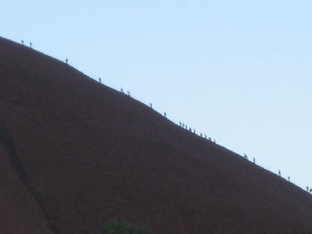 Hier laufen die anderen wie "Ameisen" den Uluru hinauf. Das ist uebrigens ein Wort das von den Aboriginal People stammt. Leider habe ich es in deren Sprache vergessen.