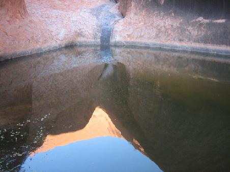 Wasserstelle am Uluru.