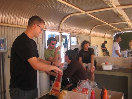 Beim Lunch in unserem Camp am Ayers Rock, von links Nick, John John, Phil, Mikey.