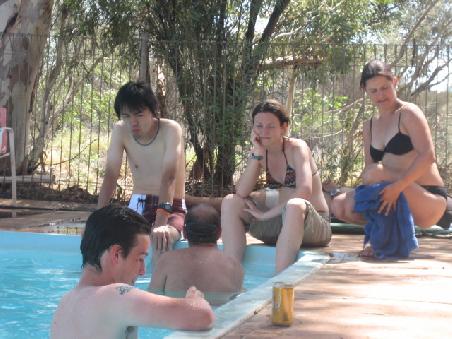 Am Pool von links Hiass, Susan, Sonja, vorne im Bild Phil mit Bier und dahinter Jon.