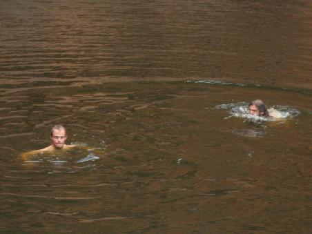 Hier 2 unserer Schwimmer, ich war auch ganz tapfer und bin da auch reingesprungen. War eine echt nette Abkuehlung.