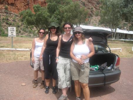 Von links Christina, Rike, Susan und ich mit unserem Mietwagen.