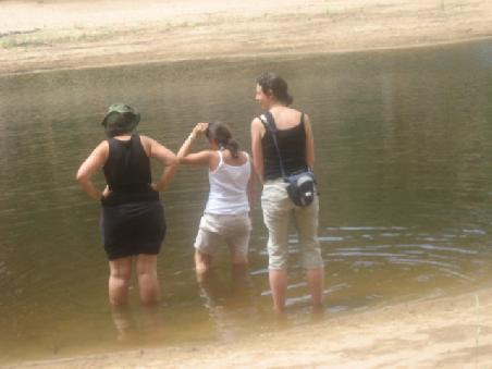 Die Maedels tasten sich langsam ins Wasser vor.